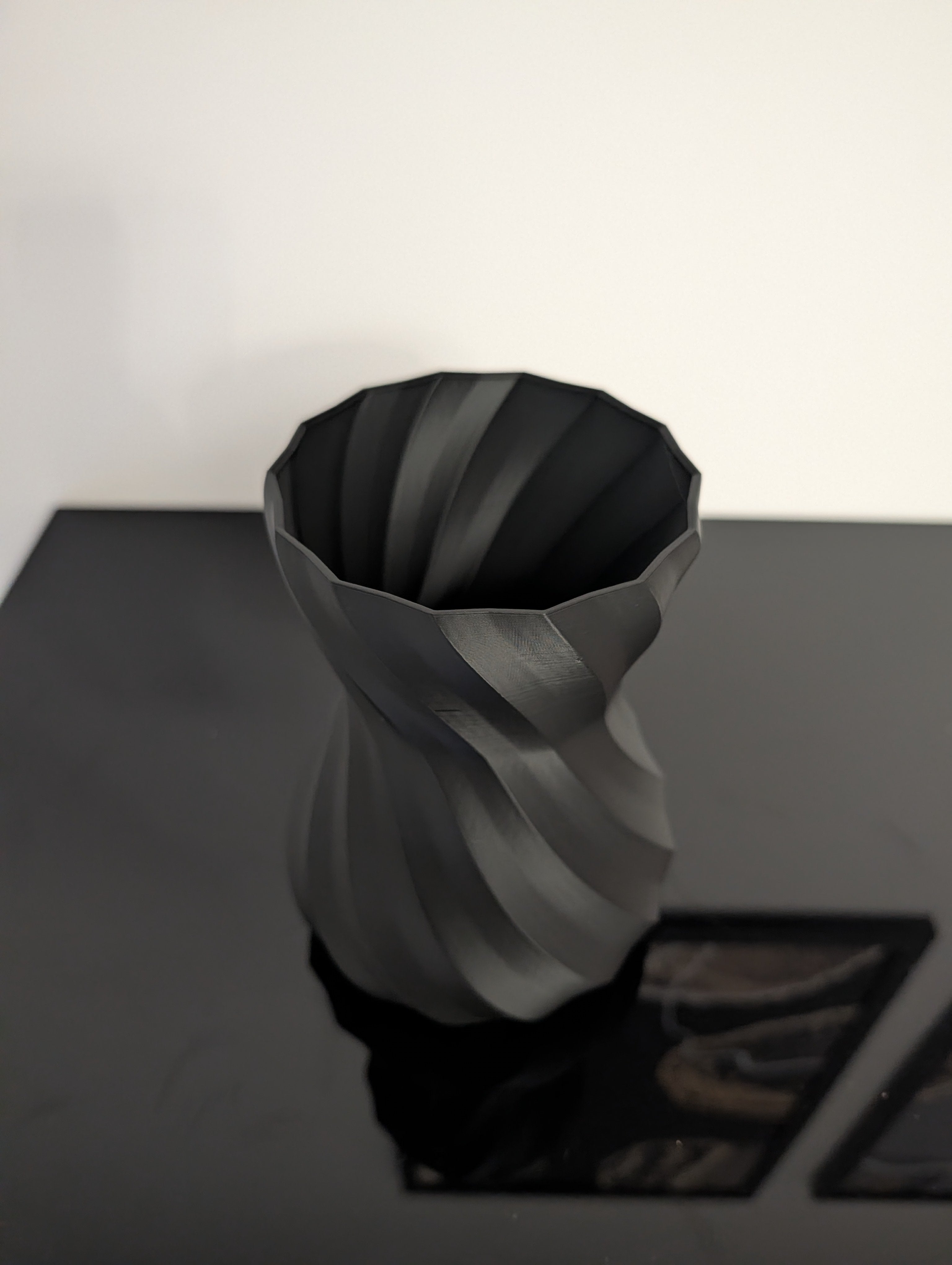 Wazon Polygon Twist 3D – Czarny