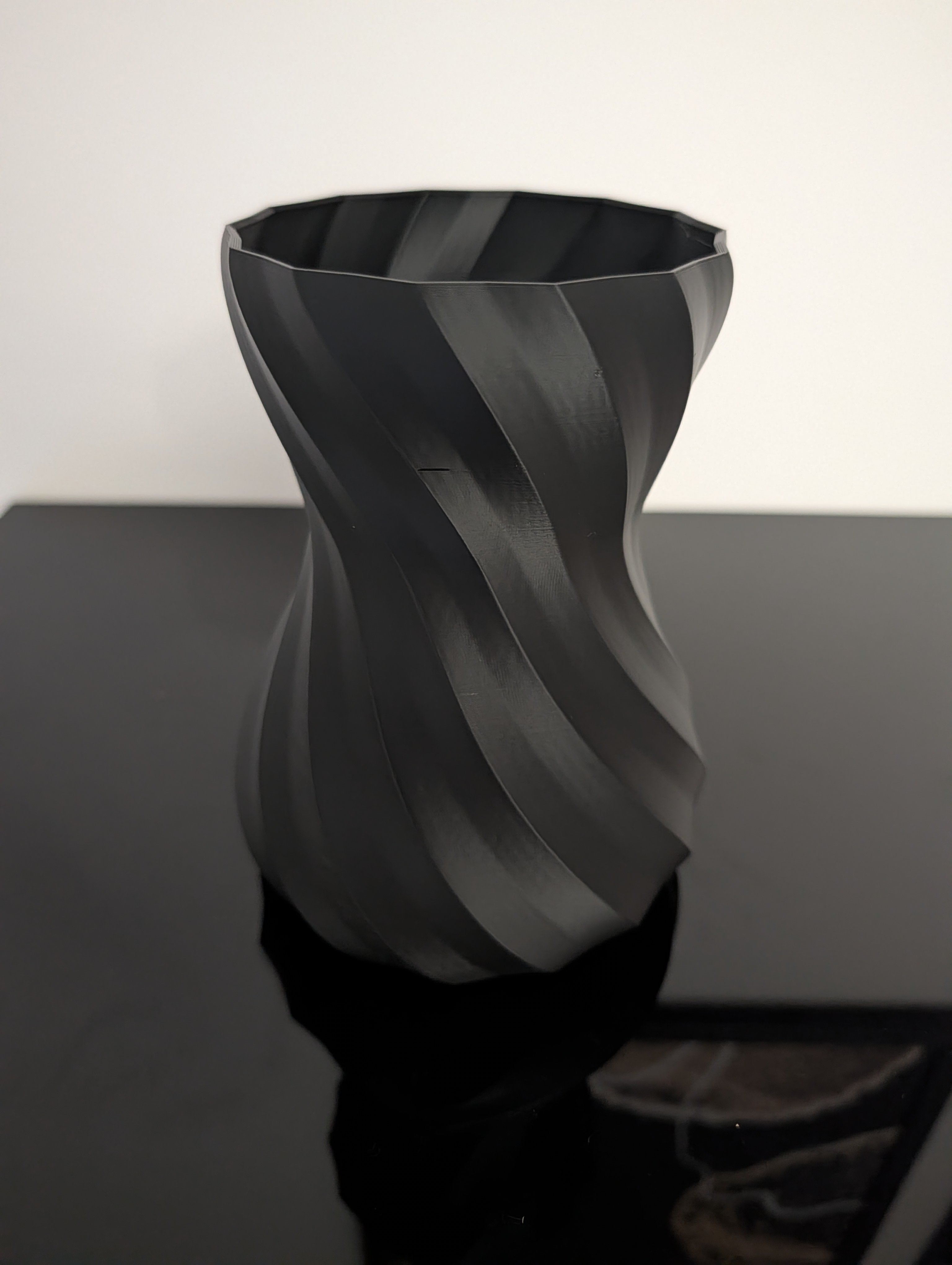Wazon Polygon Twist 3D – Czarny