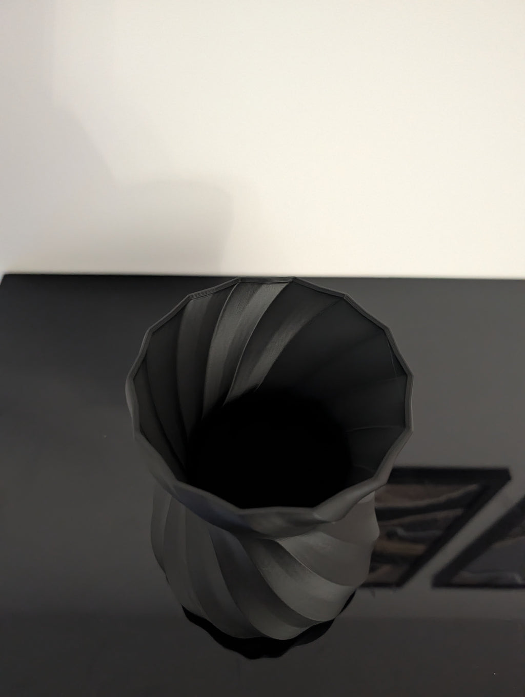 Wazon Polygon Twist 3D – Czarny