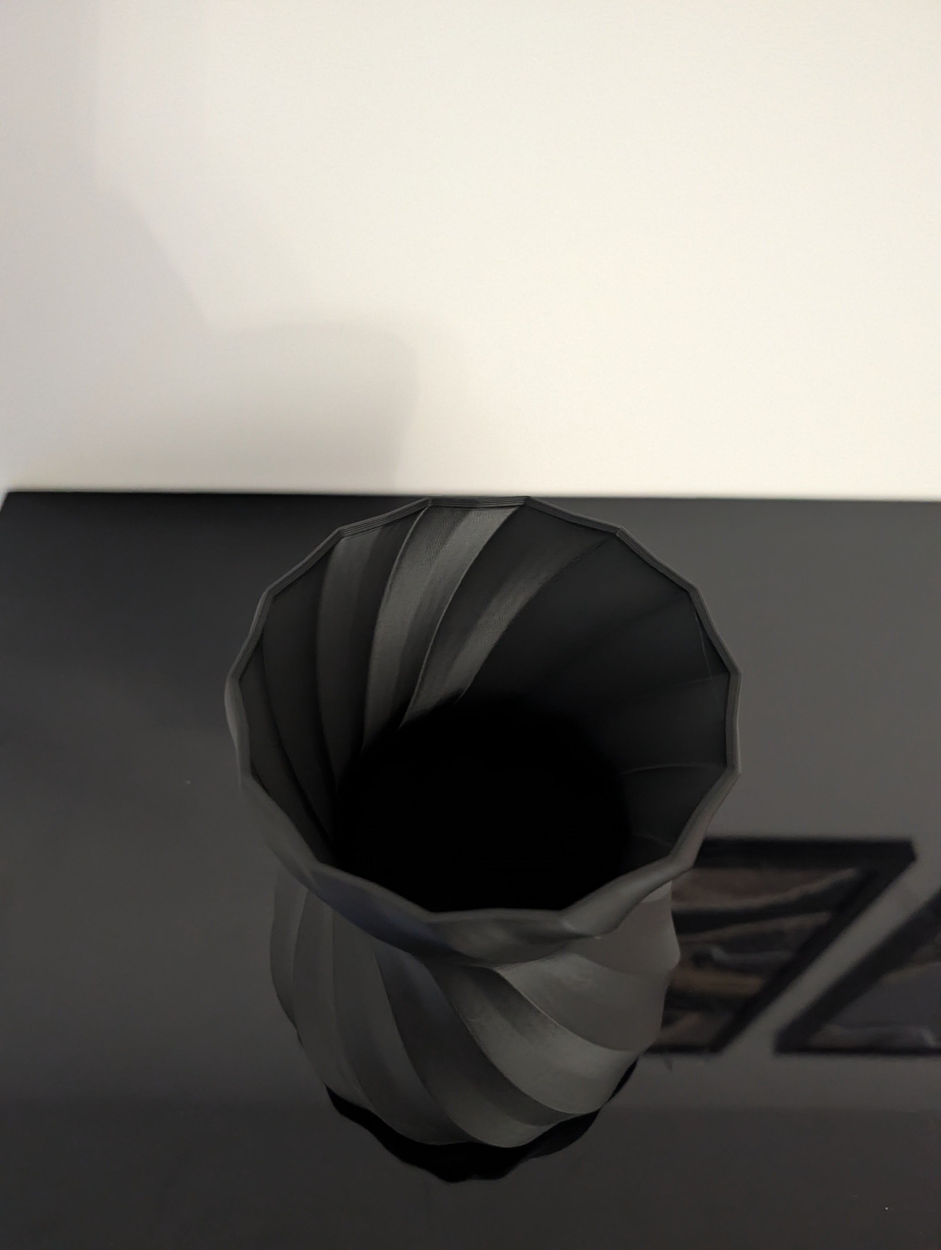 Wazon Polygon Twist 3D – Czarny