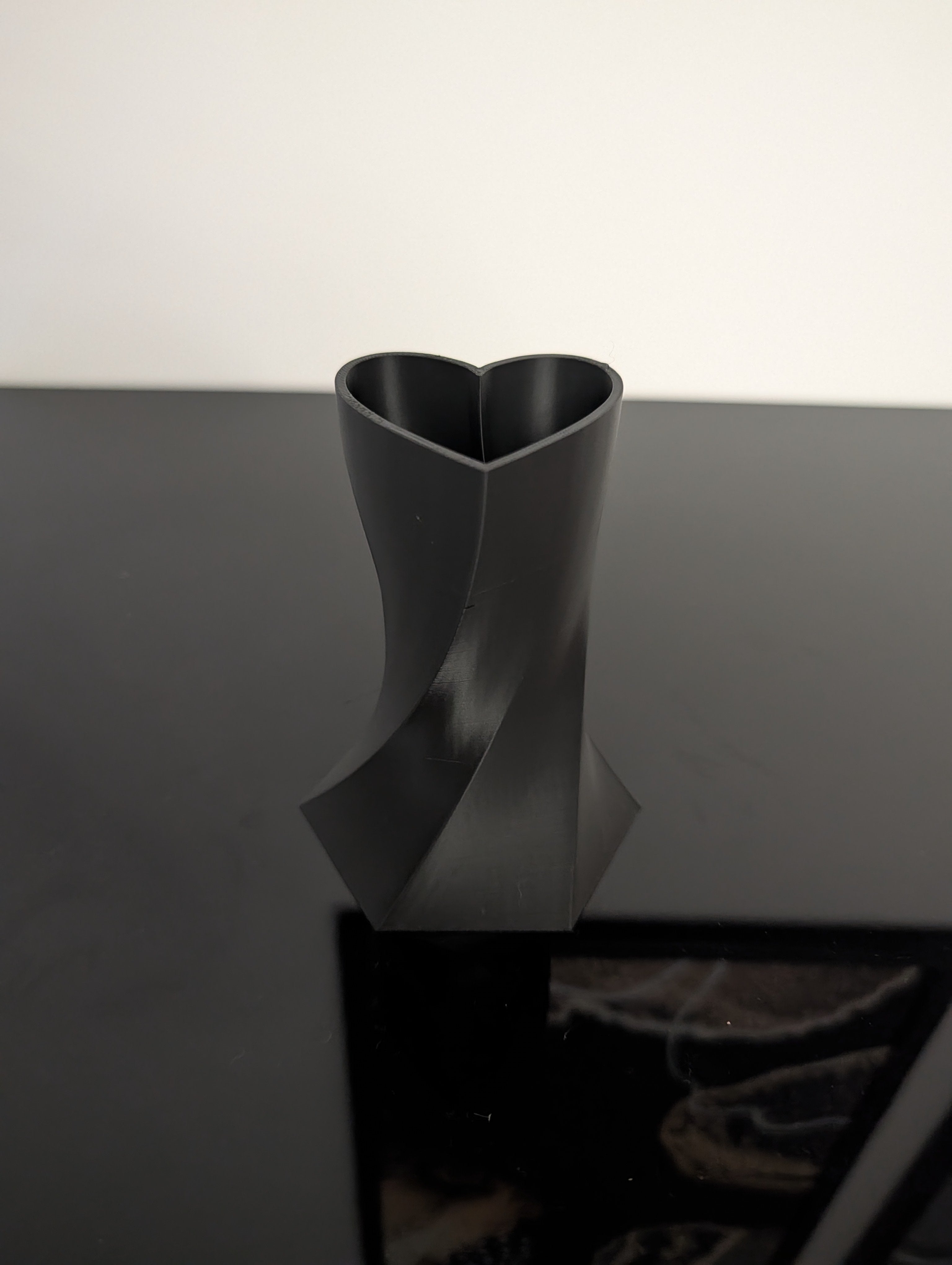 Wazon Serce Twist 3D – Czarny