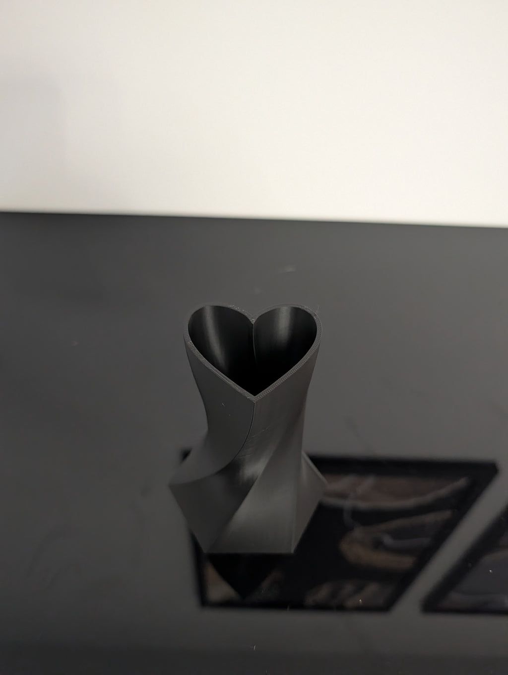 Wazon Serce Twist 3D – Czarny