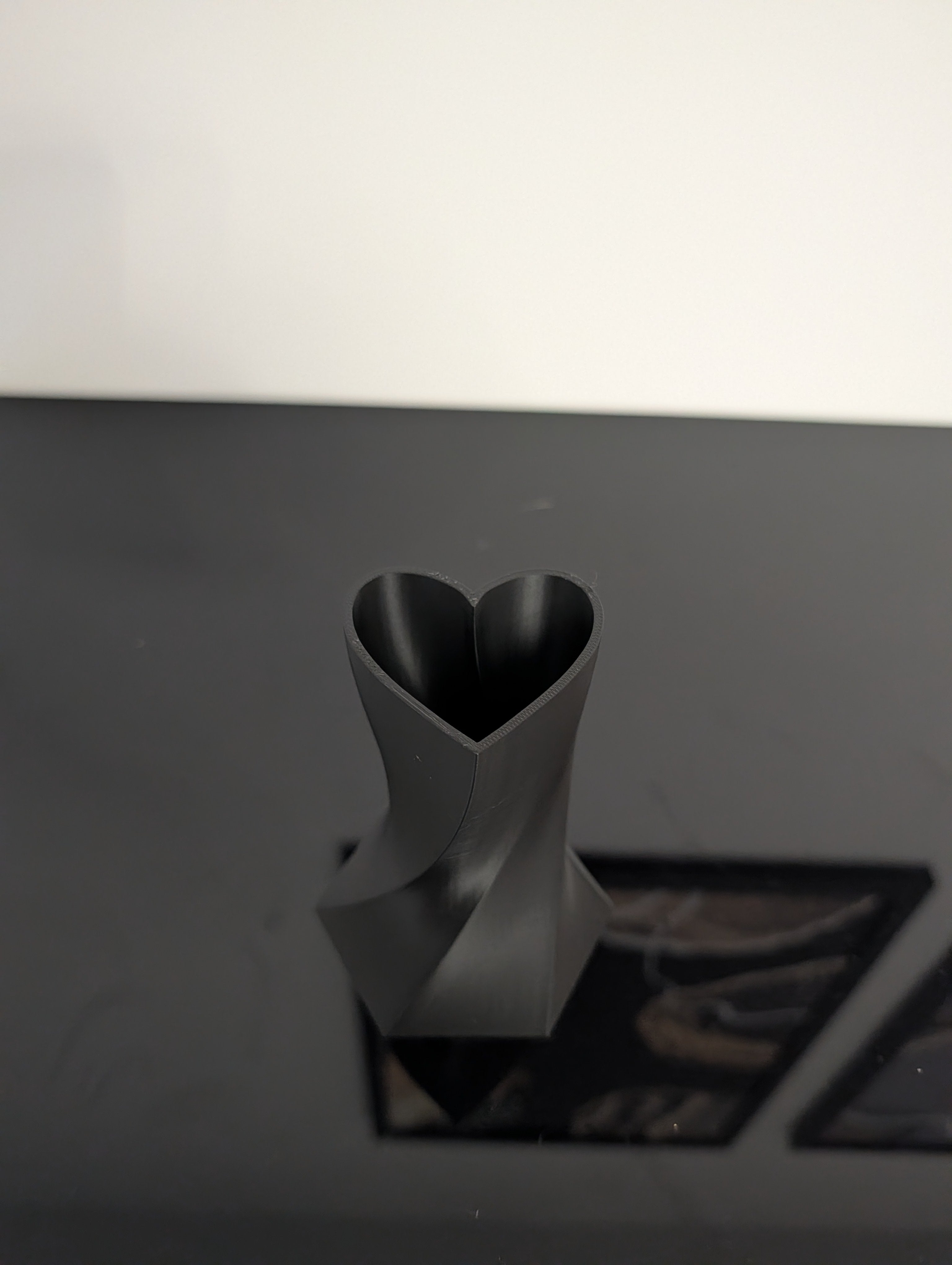 Wazon Serce Twist 3D – Czarny