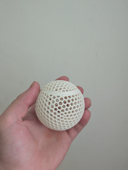 Biała piłeczka tenisowa drukowana w 3D z materiału PLA