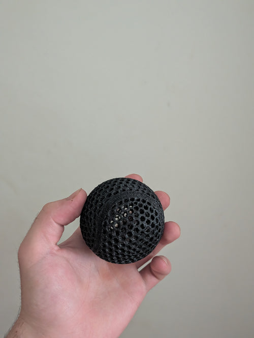 Czarna piłeczka tenisowa drukowana w 3D z materiału TPU